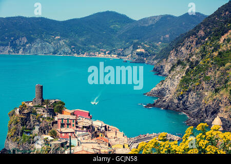 Rocciosa costa del mare. Mar Ligure, visualizzare a Vernazza Village, Cinqe Terre, Italia Foto Stock