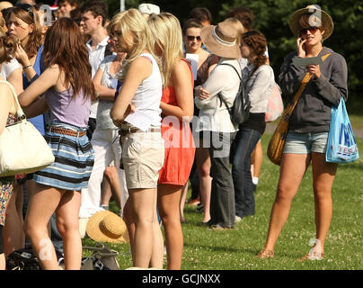 La gente coda nel Wimbledon Park, nel sud-ovest di Londra, mentre attende i biglietti per i Wimbledon Tennis Championships presso l'All England Lawn Tennis Club. Foto Stock