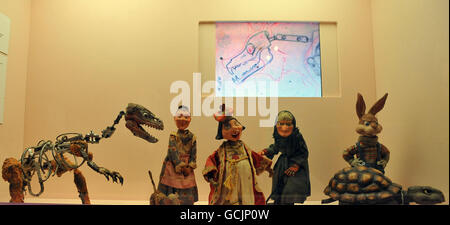 Un primo modello Tyrannosaurus Rex, appare con una selezione di fiabe figure nella mostra Ray Harryhausen - Myths and Legends, al London Film Museum. Foto Stock