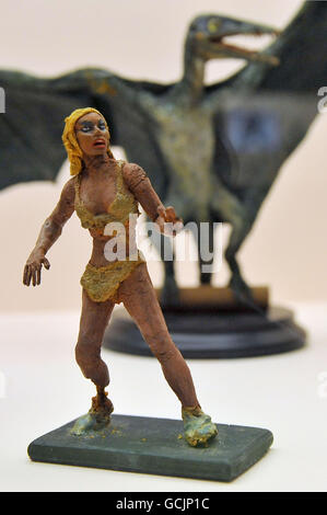 Il modello originale alto 4' utilizzato come body double per Raquel Welch nel film del 1966 One Million Years BC, in esposizione alla mostra Ray Harryhausen - Myths and Legends del London Film Museum. Foto Stock