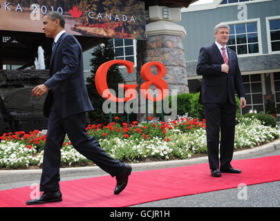 Il primo ministro canadese Stephen Harper (a destra) dà il benvenuto al presidente Obama ai vertici del G8 e del G20 a Muskoka, Canada. Foto Stock