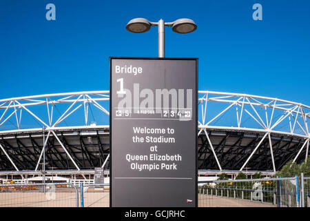 Lo stadio, Queen Elizabeth Olympic Park, Stratford, Londra, Inghilterra, Regno Unito Foto Stock