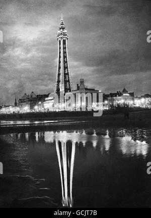 BLACKPOOL TOWER, ILLUMINATO IN UNA PROVA DELLE ILLUMINAZIONI DA ACCENDERE B AMBASCIATORE SOVIETICO JACOB MALIK. HA BISOGNO DI 10,000 LAMPADINE PER ACCENDERLO. Foto Stock