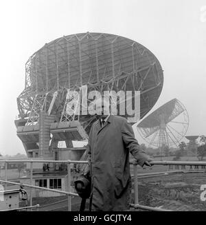 Sir Bernard Lovell, direttore della stazione di Astronomia radiofonica Jodrell Bank, Cheshire, ha illustrato oggi (giovedì) di fronte alle stazioni nuovo radiotelescopio da £300,000, il primo strumento controllato da computer del suo genere, e sullo sfondo è il telescopio Mk1 di Jodrell Bank. Foto Stock