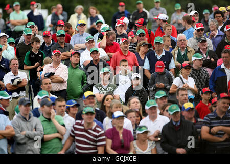 Durante il torneo internazionale JP McManus Pro-Am all'Adare Manor Hotel & Golf Resort, Limerick, Irlanda, si sono impaccate le folle. Foto Stock