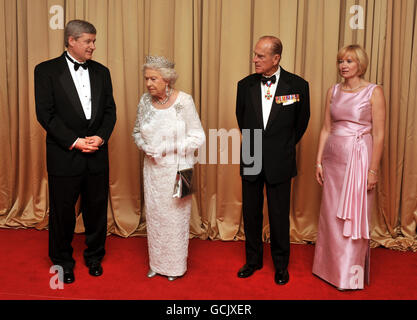 La regina Elisabetta II attende con il PM canadese Stephen Harper (a sinistra), il duca di Edimburgo e la signora Laureen Harper, per salutare gli ospiti al Royal York Hotel, a Toronto, dove il governo canadese ha ospitato una cena in suo onore. Foto Stock