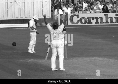 L'inglese Ian Botham celebra dopo aver intrappolato il capitano australiano Kim Hughes LBW per 43 corse. Foto Stock