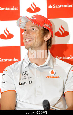 Motor Racing - Santander McLaren Drivers Press Conference - Istituto di Salute del bambino. McLaren's Jenson Button durante la conferenza stampa McLaren di Formula uno presso l'Institute of Child Health di Londra. Foto Stock