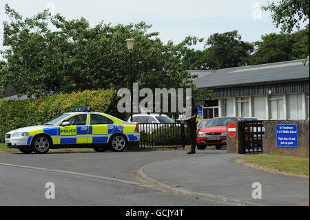 Gateshead spara. Un poliziotto arrmed fuori dalla Dr Thomlinson Church of England Middle School di Rothbury, Northumberland. Foto Stock