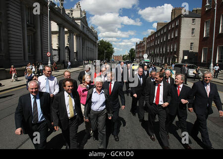 Enda Kenny svela frontbench team Foto Stock