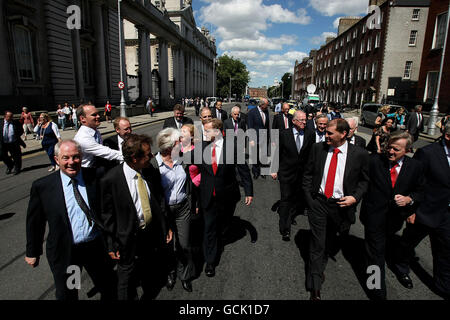 Enda Kenny svela frontbench team Foto Stock