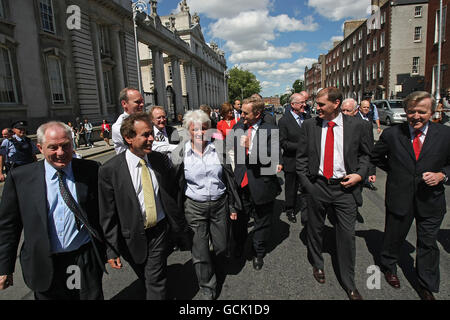 Enda Kenny svela frontbench team Foto Stock