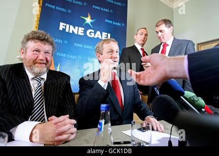 Enda Kenny svela frontbench team Foto Stock