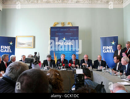 Il leader di fine Gael Enda Kenny (al centro) svela il suo nuovo team di frontbench durante un briefing stampa presso il Merrion Hotel di Dublino. Foto Stock