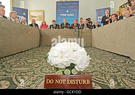 Enda Kenny (centro), il leader di fine Gael, presenta il suo nuovo team di frontbench in un briefing stampa al Merrion Hotel di Dublino. Foto Stock