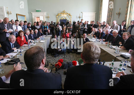 Enda Kenny svela frontbench team Foto Stock