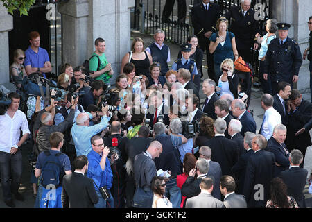 Il leader di fine Gael Enda Kenny (cravatta rossa centrale) al di fuori degli edifici governativi si sta recando per svelare la sua nuova panchina anteriore in un briefing stampa al Merrion Hotel, Dublino. Foto Stock