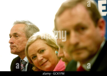 Enda Kenny svela frontbench team Foto Stock