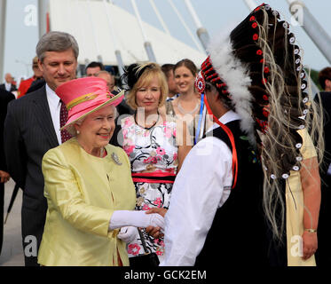 La Regina Elisabetta II della Gran Bretagna e il primo ministro canadese Stephen Harper (a sinistra) incontrano il capo indiano Donovan Craig Fortune, durante una visita a Winnipeg, Canada. Foto Stock