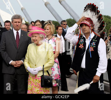 La Regina Elisabetta II della Gran Bretagna e il primo ministro canadese Stephen Harper (a sinistra) stanno con il capo indiano Donovan Craig Fortune, durante una visita a Winnipeg, Canada. Foto Stock