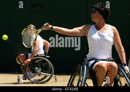 Esther Vergeer (a sinistra) e Sharon Walraven (a destra) in azione Durante la finale della sedia a rotelle Doubles Ladies' contro l'Australia Daniela di Toro e Lucy Shuker della Gran Bretagna Foto Stock