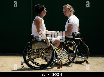 Sharon Walraven (a sinistra) e Esther Vergeer (a destra) festeggiano durante la festa olandese La finale delle doppie da donna in sedia a rotelle contro Daniela australiana Di Toro e Lucy Shuker della Gran Bretagna Foto Stock