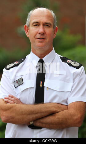 Ian Learmonth, il nuovo Constable capo del Constabulary del Kent, al di fuori del quartier generale della polizia del Kent a Maidstone. PREMERE ASSOCIAZIONE foto. Data immagine: Mercoledì 7 luglio 2010. Il credito fotografico dovrebbe essere: Gareth Fuller/PA Wire Foto Stock