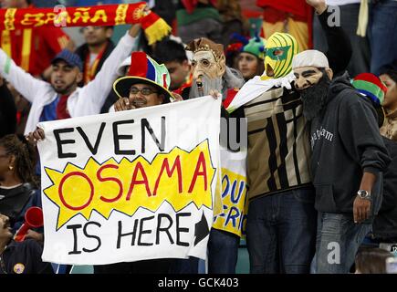 Calcio - Coppa del mondo FIFA Sud Africa 2010 - Semifinale - Germania v Spagna - Stadio Durban. I ventilatori che indossano le maschere tengono su un banner nei supporti Foto Stock