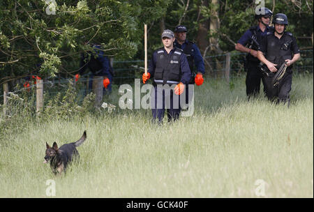 Gateshead spara. La polizia cerca vicino alla Wagtail Farm, Northumberland, mentre la caccia al fucile fuggitivo Raoul Moat continua. Foto Stock