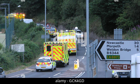 La polizia armata sulla strada A697 che porta ad est di Rothbury, Northumberland come fuggitivo Raoul Moat si trova in un campo circondato da polizia armata. Foto Stock