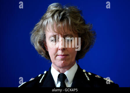 Gateshead spara. Il capo temporaneo della polizia di Northumbria Constable sue SIM parla alla Community Hall nel villaggio di Rothbury. Foto Stock