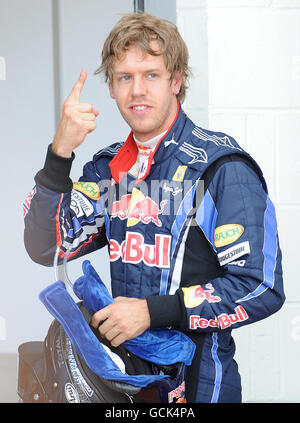 Sebastian Vettel della Red Bull festeggia la sua pole position dopo le Qualifiche per il Gran Premio di Gran Bretagna Santander al circuito di Silverstone, Northampton. Foto Stock