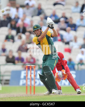 Alex Hales di Nottinghamshire Outlaws è sulla strada per fare 83 contro Lancashire Lightning durante il provident Friends T20, North Group match a Old Trafford Cricket Ground, Manchester. Foto Stock