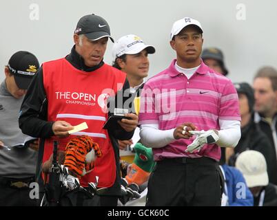 USA's Tiger Woods e il caddie Steve Williams durante il primo round Del Campionato aperto 2010 a St Andrews Foto Stock