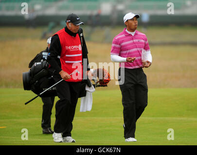 USA's Tiger Woods (a destra) e il suo caddie Steve Williams durante il primo round dell'Open Championship 2010 a St Andrews, Fife, Scozia. Foto Stock