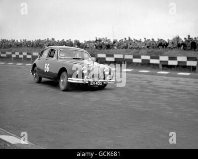 Tommy Sopcon guida la sua Jaguar Mark 1 alla vittoria a Brands Hatch nella gara inaugurale della British Saloon Car. La gara è stata un precursore del nuovo 'British Saloon Car Championship', una serie nazionale di auto da turismo per auto di produzione Foto Stock