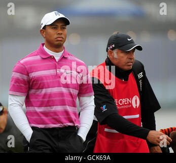 USA's Tiger Woods (a sinistra) e il suo caddie Steve Williams durante il primo round dell'Open Championship 2010 a St Andrews, Fife, Scozia. Foto Stock