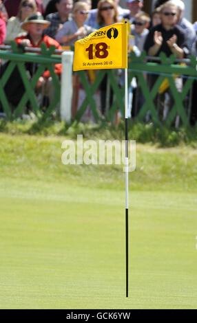 Una vista generale della bandiera sul foro 18 Durante il terzo round dell'Open Championship 2010 a St Andrews Foto Stock