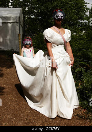 Festival Goers Abi Knight (a destra) e sua nipote Shannon, di 5 anni, vestita come sposa e bridesmaid al festival Latitude, tenuto a Henham Park a Southwold, Suffolk. Foto Stock