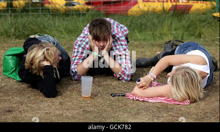 I festaioli del festival Latitude, che si tiene a Henham Park a Southwold, Suffolk. Foto Stock