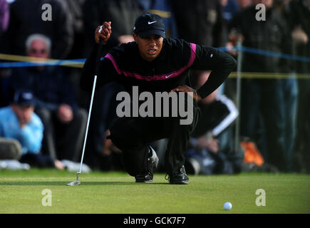 La Tiger Woods degli Stati Uniti si allinea con un putt durante il terzo round dell'Open Championship 2010 a St Andrews, Fife, Scozia. Foto Stock