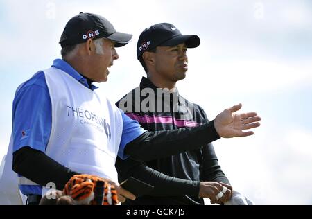 USA' Tiger Woods (a destra) con il suo caddie Steve Williams durante Terzo round dell'Open Championship 2010 a St Andrews Foto Stock