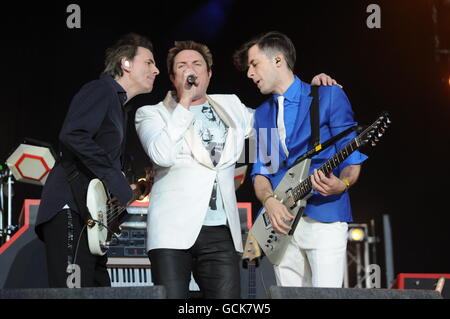 Simon le Bon e Roger Taylor di Duran Duran con Mark Ronson e Business International a Lovebox, Victoria Park, Londra. Foto Stock