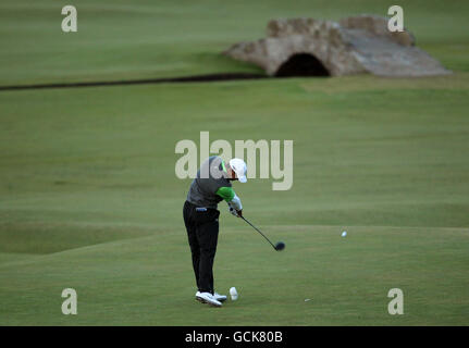 Golf - il Campionato Open 2010 - secondo round - St Andrews Old Course. USA Tiger Woods ha girato il suo tee shot sulla diciottesima buca durante il secondo round dell'Open Championship 2010 a St Andrews, Fife, Scozia Foto Stock