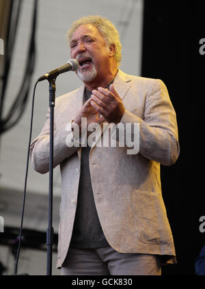 Latitude Festival 2010 - Domenica. Tom Jones si esibisce sul palco dell'Obelisco al festival Latitude, che si tiene a Henham Park a Southwold, Suffolk. Foto Stock