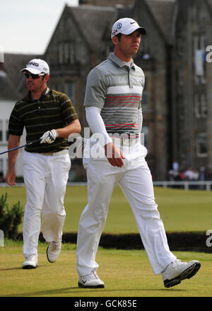 Paul Casey (a destra) e Louis Oosthuizen del Sud Africa lasciano il terzo tee durante il quarto round dell'Open Championship 2010 a St Andrews, Fife, Scozia. Foto Stock