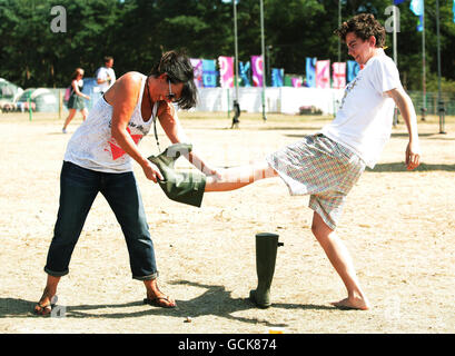 I festaioli del festival Latitude, che si tiene a Henham Park a Southwold, Suffolk. Foto Stock