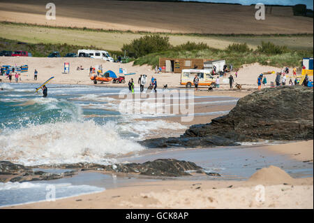 Surf sulla spiaggia Harwyn in Cornovaglia Foto Stock