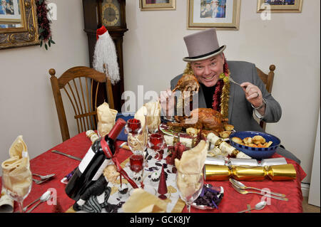 Andy Park (aka MR Christmas) mangia la sua 6000 cena di Natale a casa sua a Melksham, Wiltshire. Foto Stock