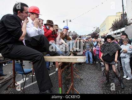 I concorrenti competono in una gara di fischio di lupo a Irvinestown Co Fermanagh. Foto Stock